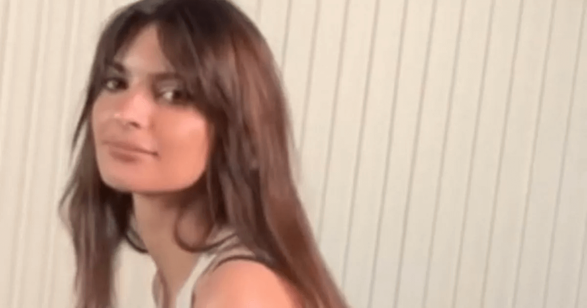 With skintight jeans and a twerking show, Emily Ratajkowski rocks a cheeky performance