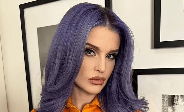 In her backstage photos after losing weight, Kelly Osbourne shows off her VERY svelte body and plump pout