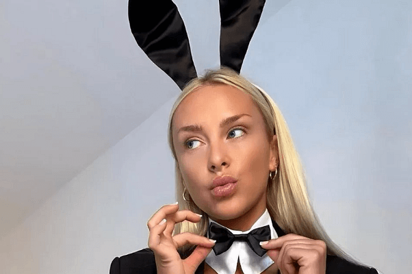 Following Courtney Veale’s bunny outfit and garter belt photo shoot, her fans were enthralled