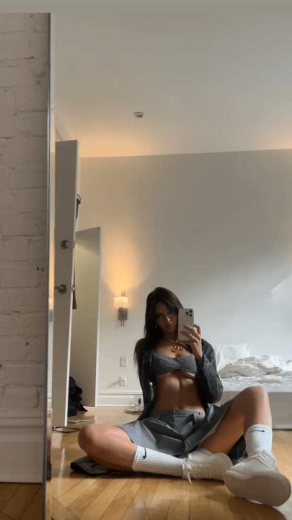 New Selfie Shows Off Emily Ratajkowski S Major Underboob In Her Nyc