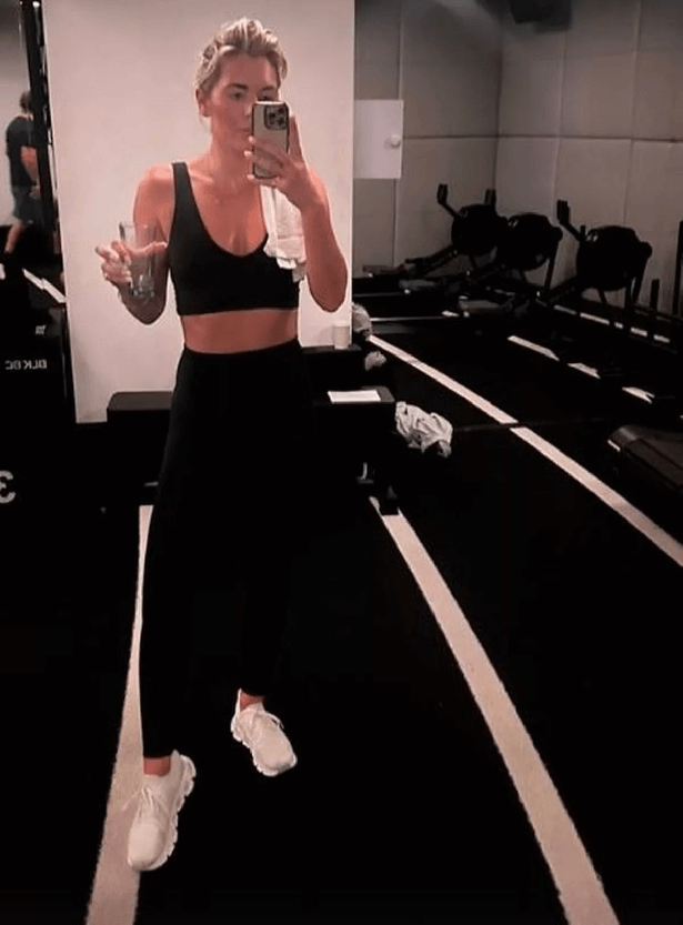 In a skintight black gym wear, Danni Menzies posed for a workout selfie, looking incredible.