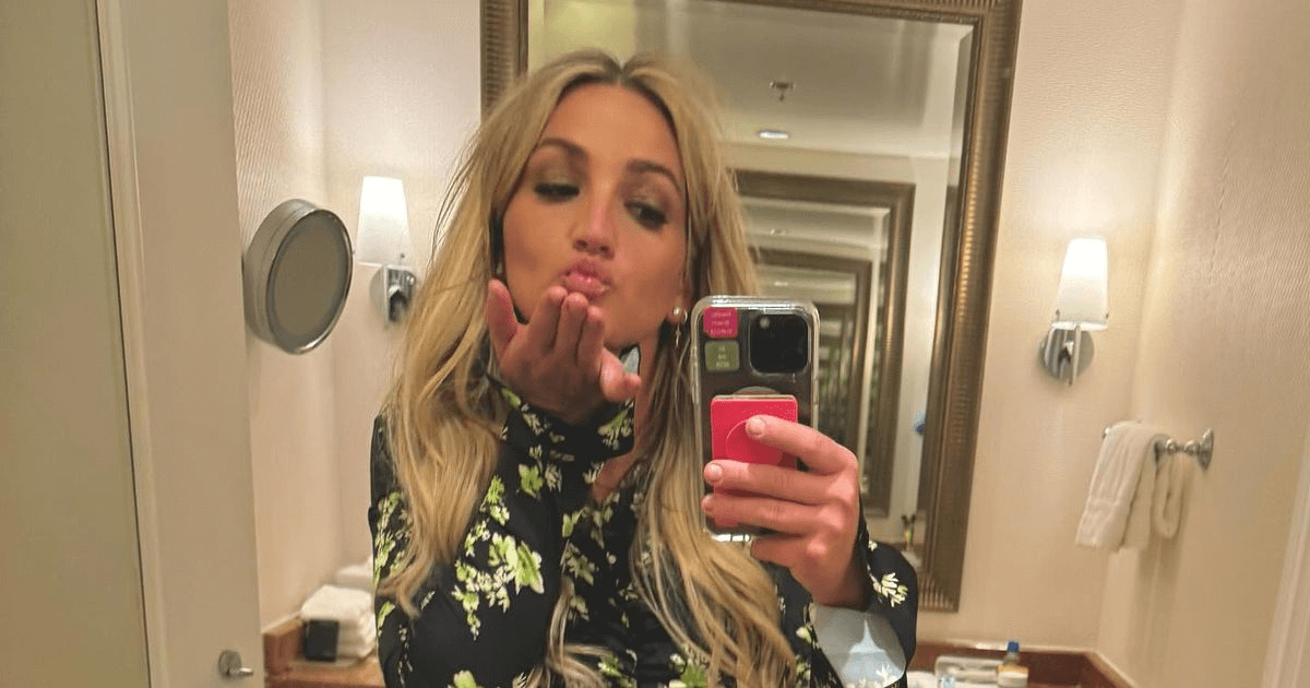 When Jamie Lynn Spears lifts her skirt to reveal her knickers, she has dubbed “the world’s most beautiful woman”