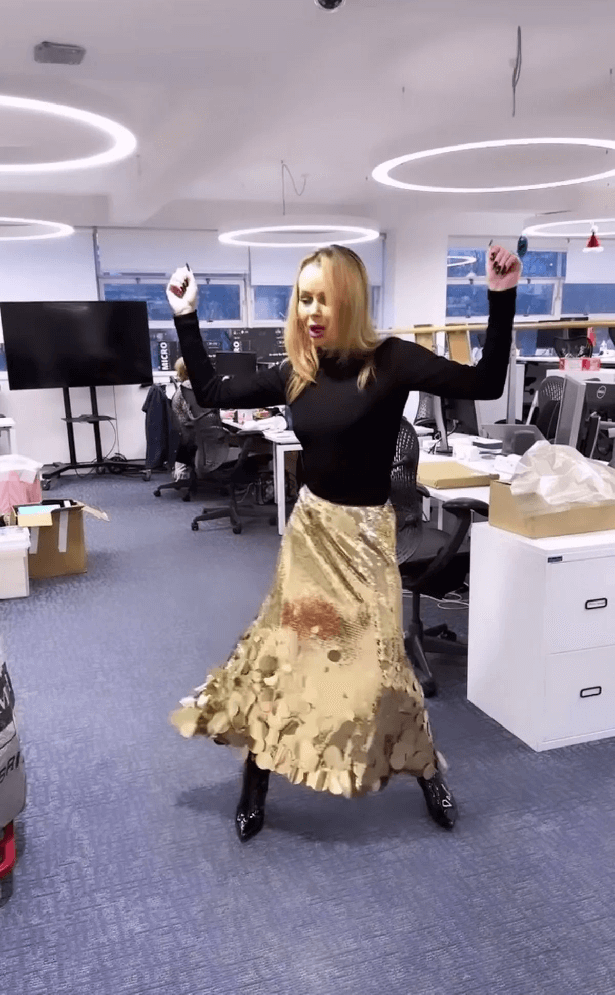 In a sparkly gold skirt, Amanda Holden had fans begging for more as she revealed her endless legs in a skirt of Christmas dreams.