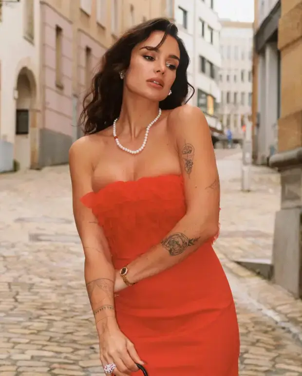 During a trip to Luxemburg in December, Jade LeBoeuf posed for a series of photos in a low-cut red dress that almost spilled out.