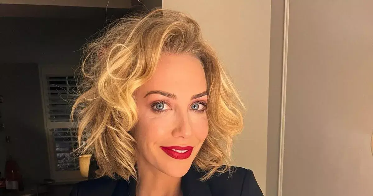 Laura Hamilton puts on a sizzling display in a plunging blazer reminiscent of Marilyn Monroe