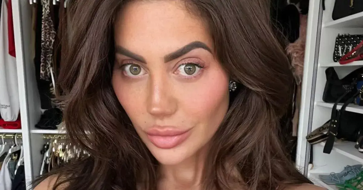 Chloe Ferry ‘laid bare’ as she showed off natural beauty in pink bra