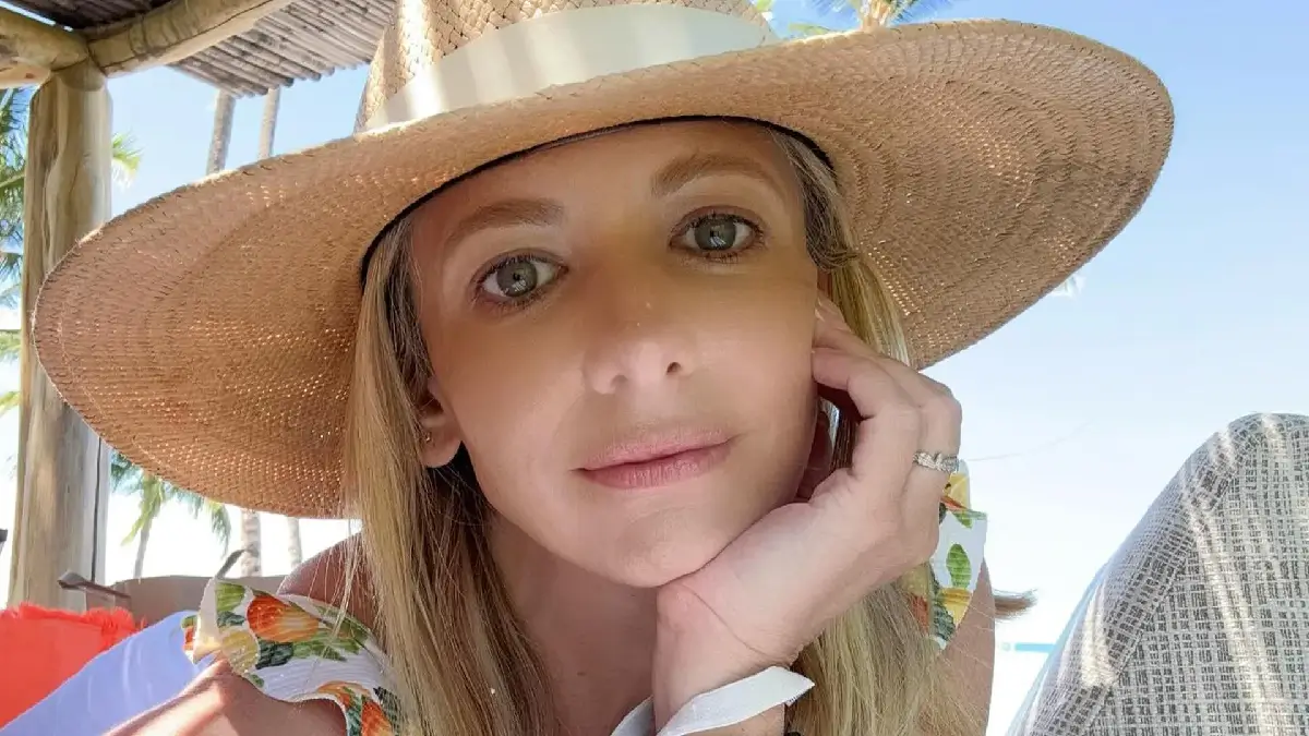 A topless Sarah Michelle Gellar showed off her slim figure while wearing a straw hat over her chest