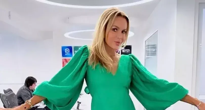 Amanda Holden showed off her back and wore a stunning green mini dress that had her fans swooning.