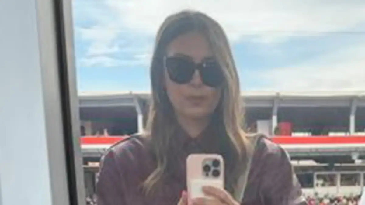 Maria Sharapova show off her stunning new look in a stylish leather outfit as she took a selfie in a window