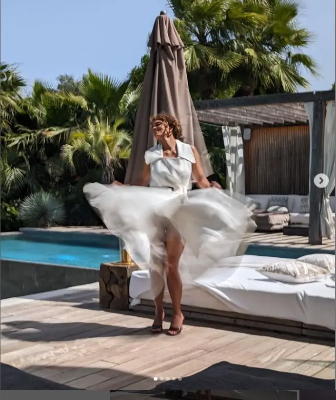 During Halle Berry's poolside pictorial, she channeled her inner Marilyn Monroe with her hilarious wardrobe malfunction.