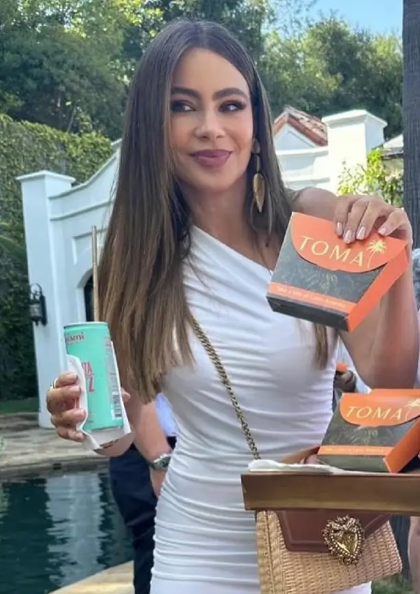 During her hangout with 'beautiful people,' Sofia Vergara debuted her pert bottom in a clinging one shoulder white dress.