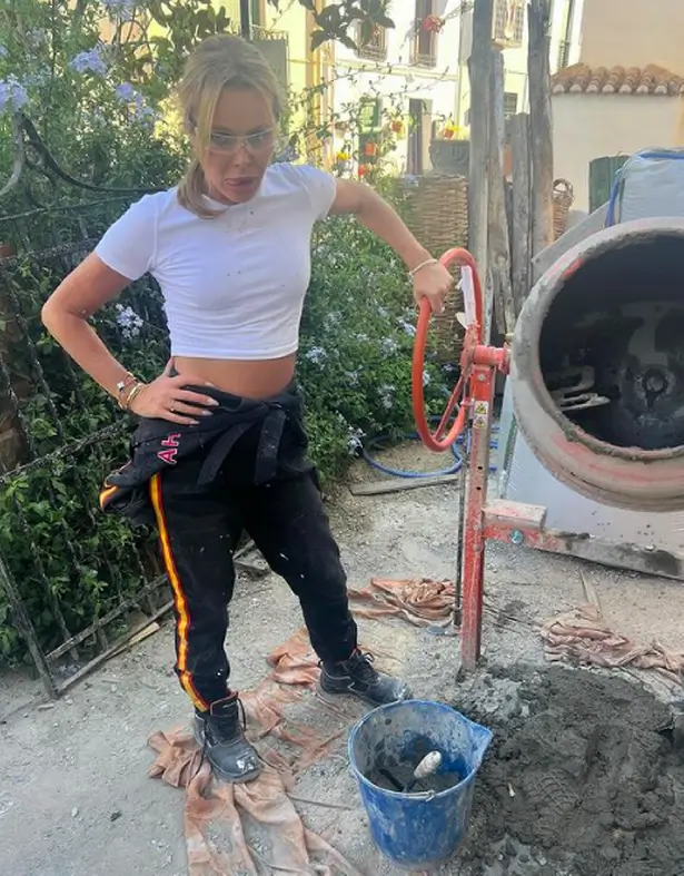 In a fitted fit white crop top, Amanda showed off her toned torso and wore black overalls pulled down to reveal an even better glimpse of her incredible figure.