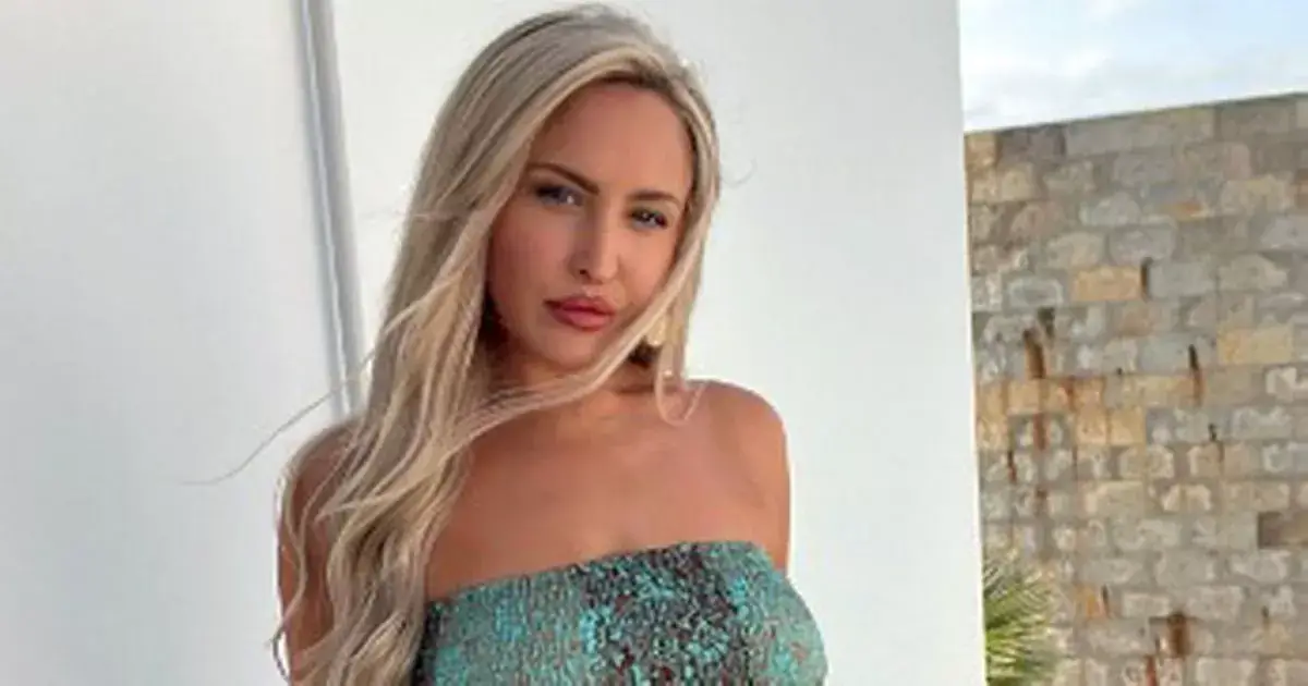 In a two-piece green dress while on holiday, stunning Emma Jones gave football fans a Marilyn Monroe moment