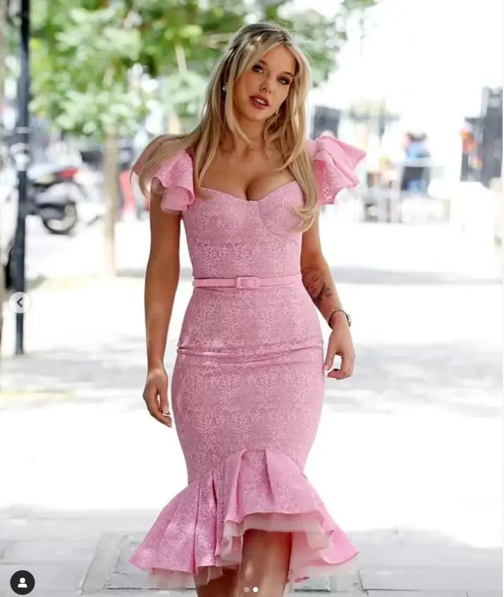 A pale pink midi dress with a mermaid style skirt and a pale pink top made Helen Flanagan look stunning during her return to the Agency for Celebs Go Dating filming on Friday.