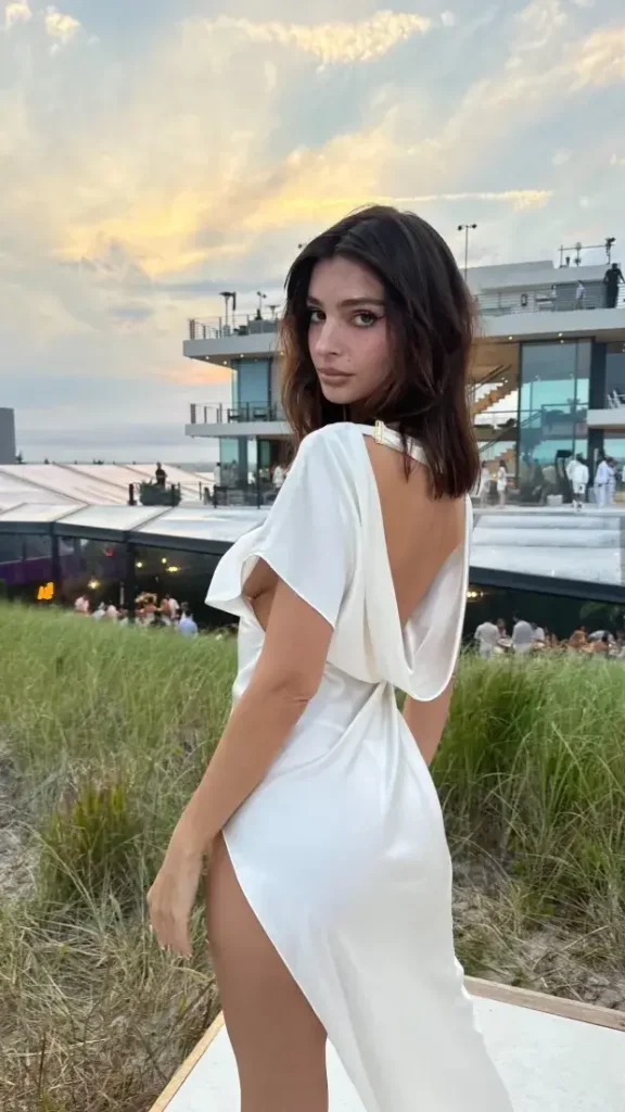 Emily Ratajkowski displayed a stunning sideboob in a white one-shoulder dress with wide sleeveless openings