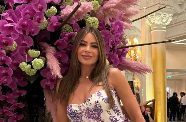 Sofia Vergara looked half her age in a strapless purple-and-white dress with beige and gold wedge heels