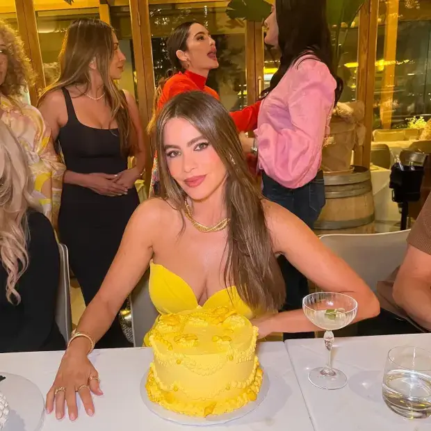 In a skintight yellow strapless dress with a high slit, Sofia Vergara celebrated her 52nd birthday with her family and friends in a restaurant.