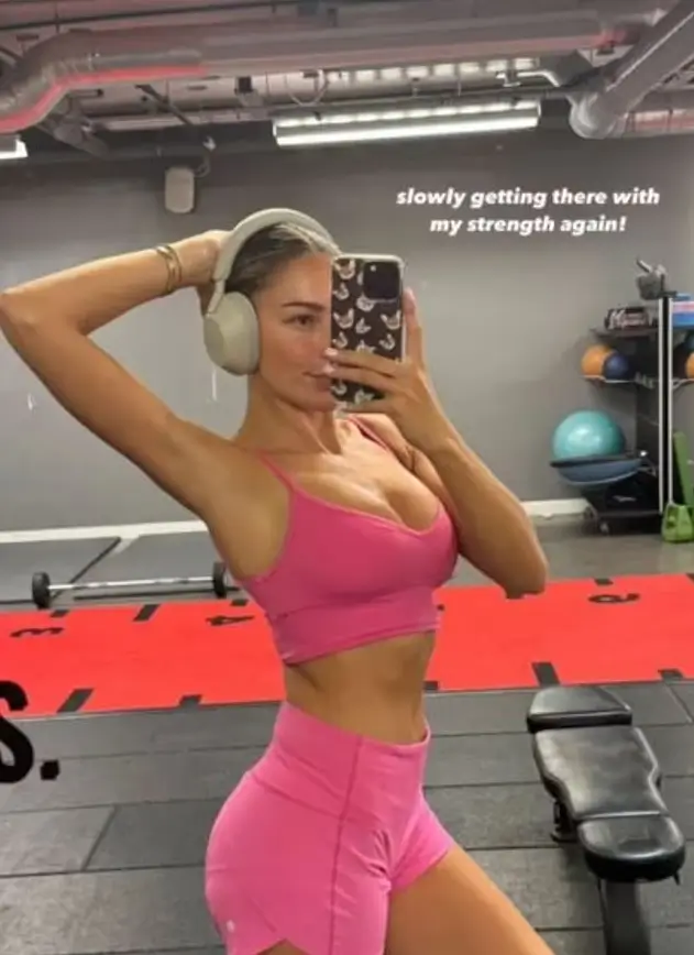 Her tiny pink workout outfit consisting of bra and shorts made the TV star look sensational in the mirror selfie.