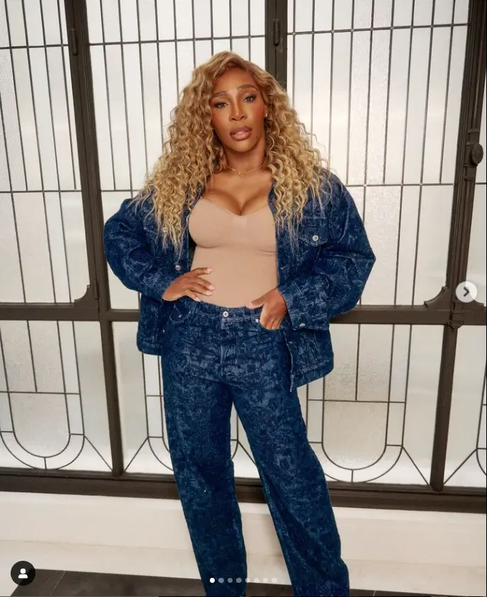 In an Instagram post this week, Serena Williams showed off her stylish outfit with a denim jacket and matching jeans by the streetwear brand Off-White.