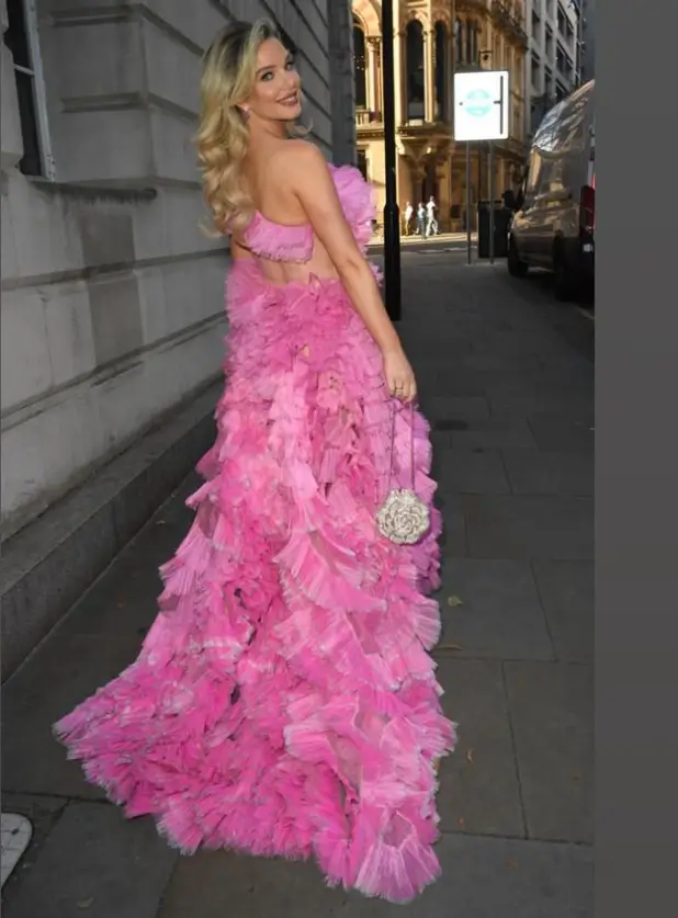 Helen wore a stunning pink ruffled dress and blonde hair swept back in a Hollywood starlet style. She accessorized her stunning dress with silver sequin sandals and perfect makeup.