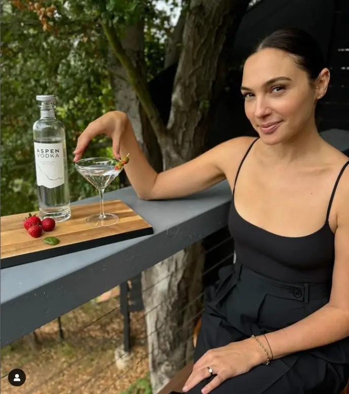 On Sunday, Gal shared a beautiful photo with her followers, showing off her fit figure while wearing a braless spaghetti-strap dress and enjoying a cocktail.