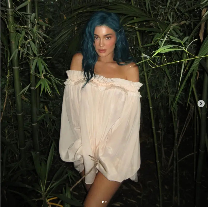 Taking to Instagram on Saturday, Kylie Jenner shared two photos featuring her blue hair and an off-the-shoulder dress that showed off her legs.