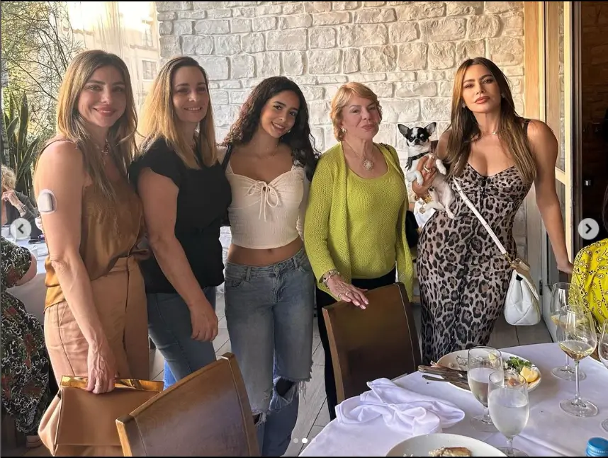 Sofia paired the summery frock with white athletic shoes, white cross-body handbag, and her adorable chihuahua Amore for the ultimate accessory.