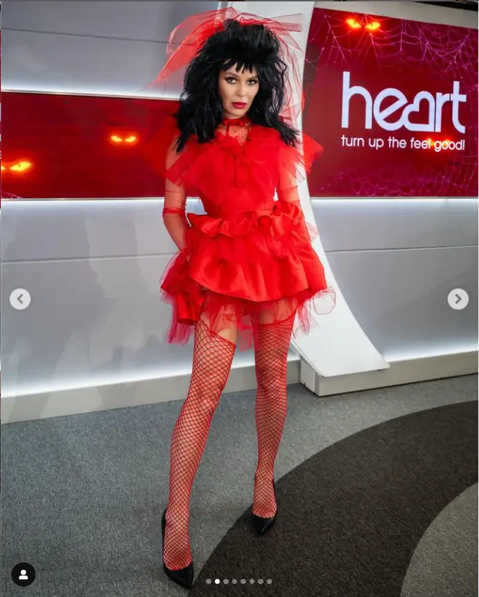 As Lydia Deetz, Amanda donned a frilly tulle corset, red fishnets that hugged her legs, and black pumps to show off her long legs. Her outfit was completed by a red veil and thick red lips to tie the look together, along with a voluptuous black wig.