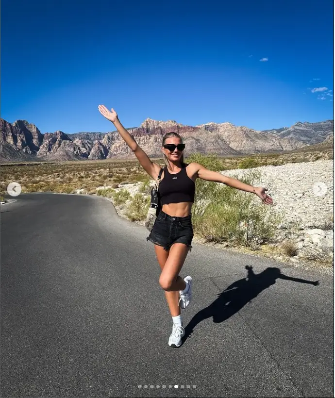 Molly also ventured to the Red Rock Canyon National Reserve, where she sported a distressed denim shorts and black racer top to flash her abs.