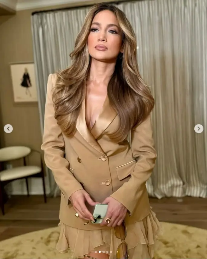 Jennifer Lopez exudes confidence and style as she confidently goes braless under a chic blazer