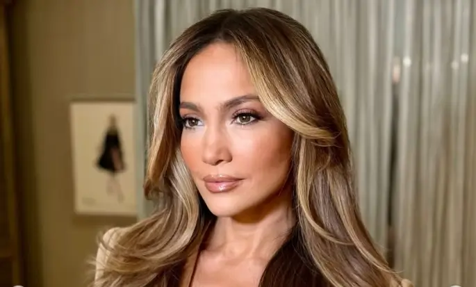 Braless Jennifer Lopez stunned fans in a blazer and miniskirt ensemble with high heels