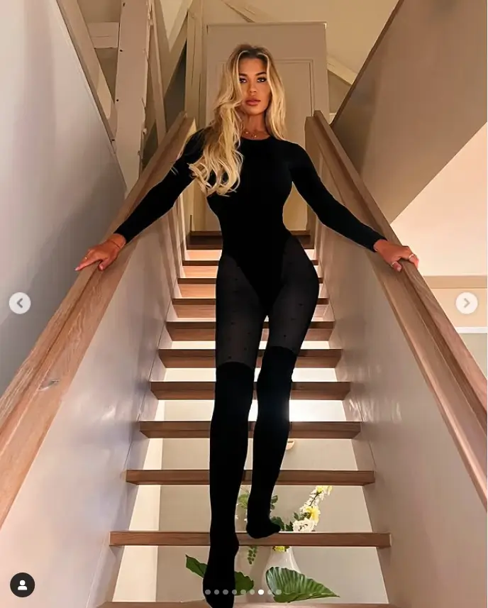 Taking full advantage of the opportunity, she posed on the stairs adamantly flaunting every angle of her outfit while explaining that she spilled ice cream on her leggings, resulting in tights being worn instead.