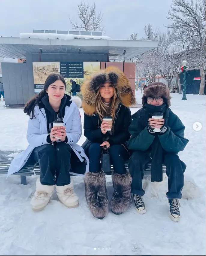 During a rare family retreat in Aspen, Colorado, Jennifer Lopez posed with her adorable mini-me relative on Christmas.