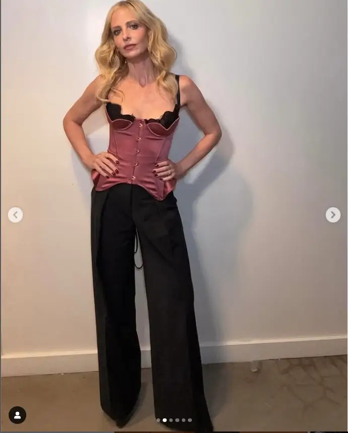 Sarah Michelle Gellar showed off her slim figure and enviable waistline in a gorgeous rose pink satin corset top adorned with delicate black lace