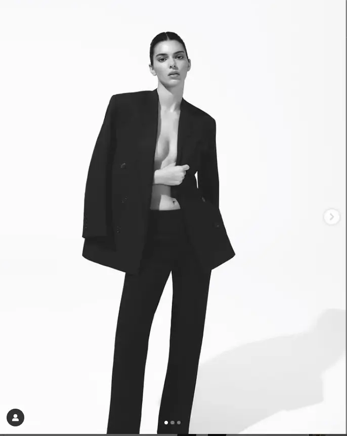 In a stunning studio photoshoot, Kendall effortlessly struck a pose, showcasing her long legs in tight cigarette pants that perfectly matched her stylish black jacket.