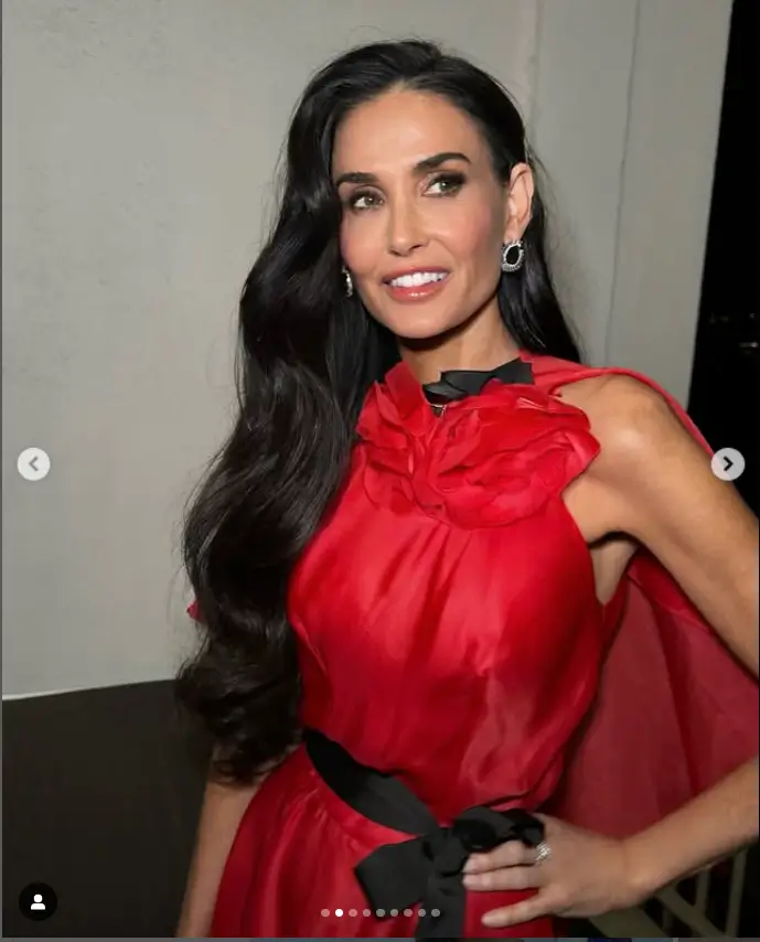 For her special event, Demi chose a gorgeous red dress adorned with delicate floral applique and accentuated her figure with a sleek black belt.