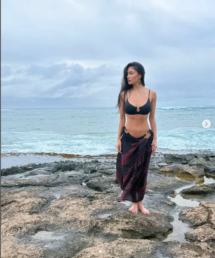 Nicole Scherzinger enjoyed some relaxing time in her hometown of Hawaii while taking a break from Broadway on Sunday. With the sun shining down on her, she looked absolutely sensational as she soaked up the warm rays.