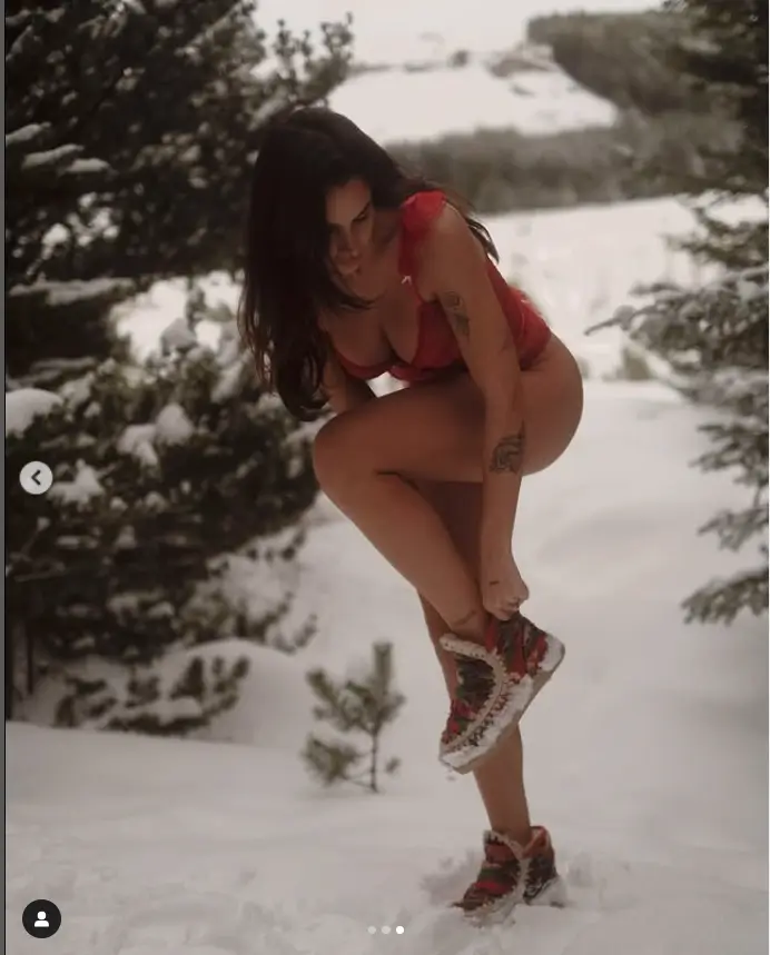 Despite the harsh freeze and crisp snow caking her shoes, she appeared completely at ease. In one photo, she can be seen carefully putting on the chunky footwear with a confident demeanor.