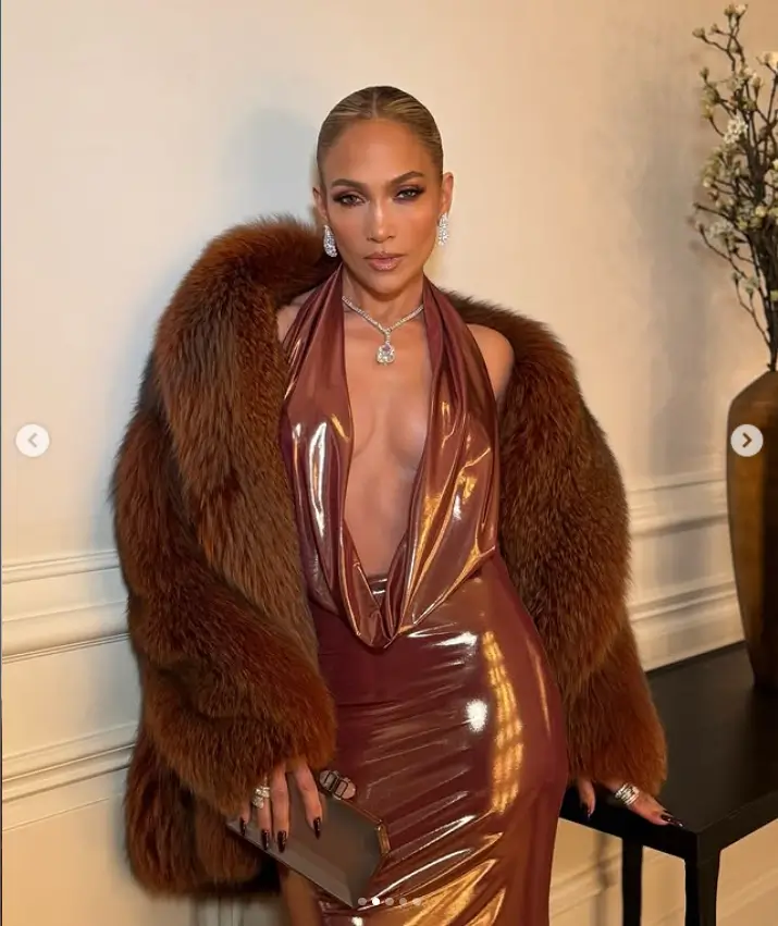 The 55-year-old singer completed her monochromatic look with a stunning, jaw-dropping dress and a fuzzy fur coat that added a touch of glamour and warmth.