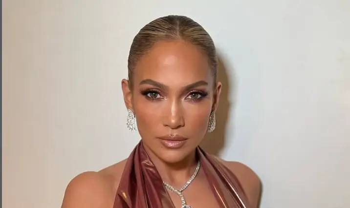 Jennifer Lopez confidently showcased her fantastic figure in a form-fitting and revealing dress, elegantly emphasizing her curves. She left little to the imagination with this bold fashion choice, proving once again why she is a style icon