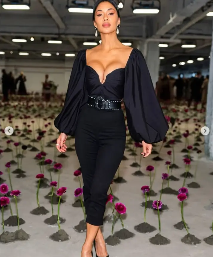 Nicole exuded confidence as she posed for photos before making her way to the star-studded fashion show. Her glamorous look was complete with a chic belt adorned with sparkling rhinestones and a stylish black blazer.