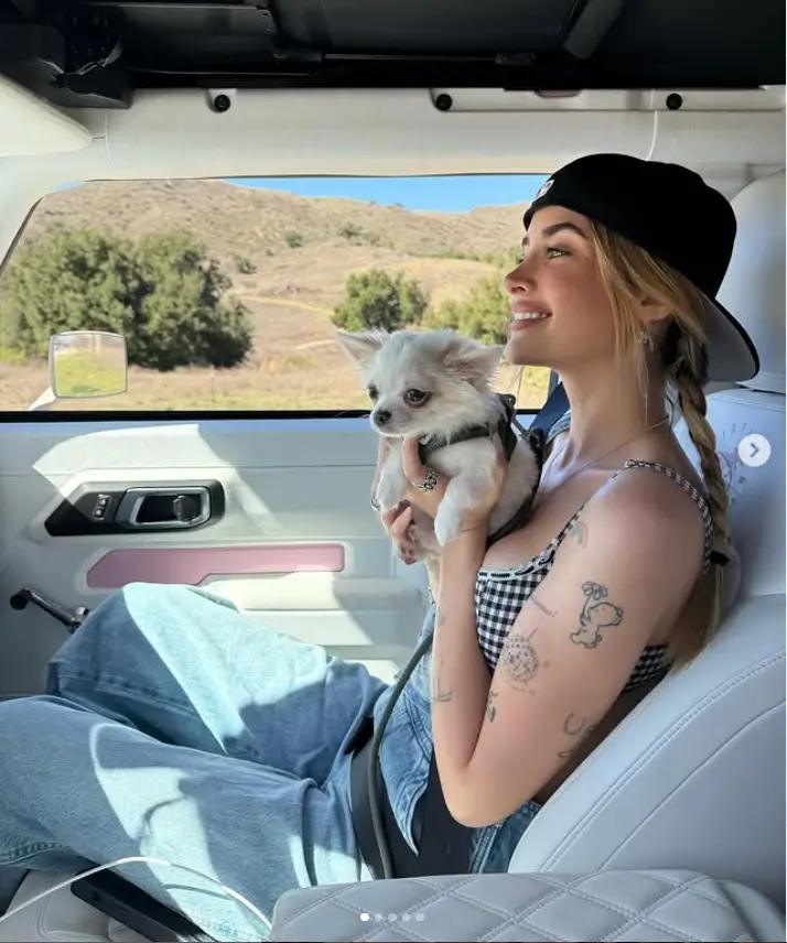 In addition to sharing breathtaking photos of the beach, Sami also captured some of the most cherished moments from her day, including adorable snapshots of her new furry addition, Peanut.