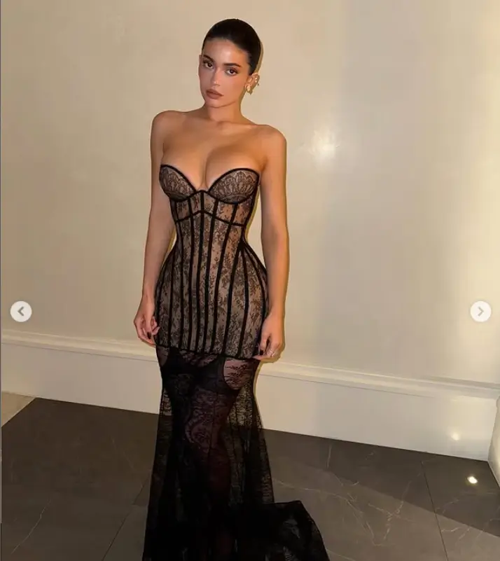 Flaunting her voluptuous figure and toned shoulders, the 27-year-old reality star wowed in a sleek strapless bustier dress with intricate lace detailing on the bodice.