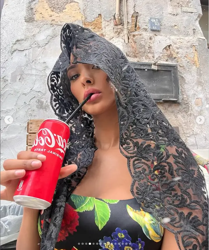 Maya, the 30-year-old presenter, shared a glimpse behind-the-scenes on her Instagram account. She looked absolutely stunning in a figure-hugging floral dress and accessorized with a black lace veil, giving her followers a sneak peek at her sensational style.